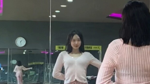 Who doesn't love Kim HyunA! Babe dances