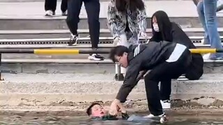 هل هذه هي الطريقة الصحيحة للإنقاذ؟