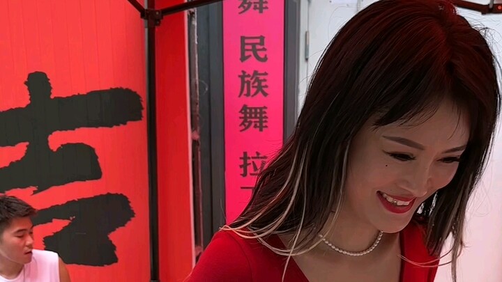 Chỉ vì nể mặt nữ chủ quán thôi, nếu không thì đã dọn xong cả sạp rồi.