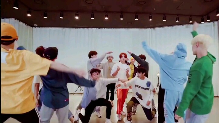 SEVENTEEN’s “Snap Shoot” – a cheerful and energetic practice room performance