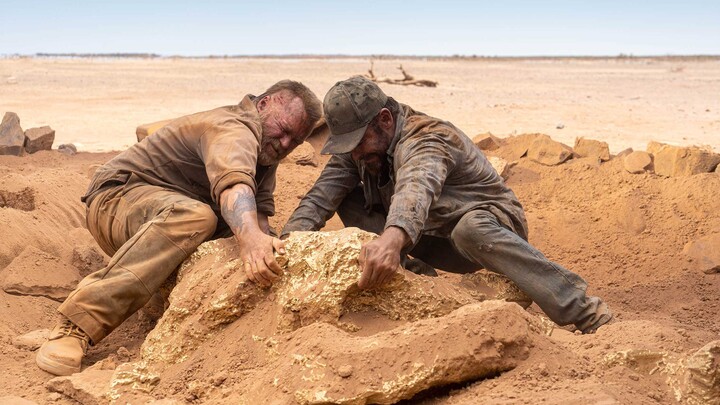 Anh em trở mặt dễ dàng đến thế sao! Chỉ vì phát hiện ra một mỏ vàng, người anh em đã bắt đầu dùng ch