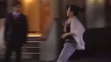 Love Hotel: Kim Bok Man กำลังจะตี Shin Dong Hyun ด้วยไม้กอล์ฟ แต่ Yunxi หยุดเขา