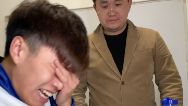 นักเรียนต่างคนดูข้อสอบ