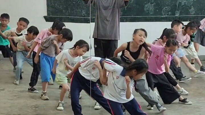 How perfectly Yunnan folk songs and dance go together: a teacher uses “Midu Mountain Song” to teach 