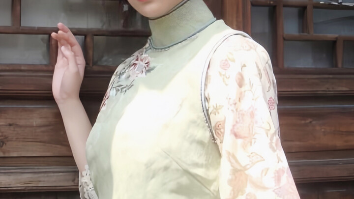 Back then, with her bob cut, she truly looked like a young lady straight out of the Republic of Chin