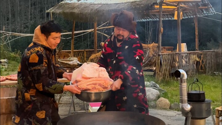 Menjelang akhir tahun, saya asapkan daging dan sosis khas musim dingin, juga bikin lauk tradisional 