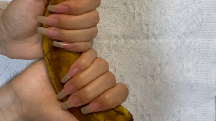 Long nails and not holding anything～