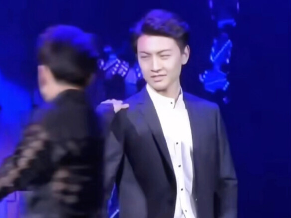 这场双人舞引得惊叫连连