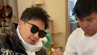 纵横牌场这么多年，竟被室友无情嘲笑，太丢人了