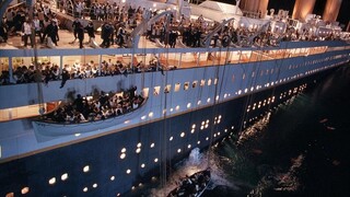 Titanic đâm vào tảng băng trôi, diễn viên phụ nhảy xuống nước