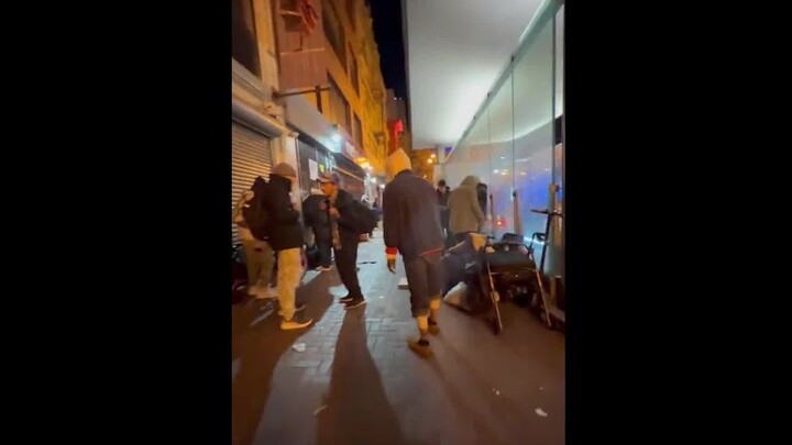 บนท้องถนนของซานฟรานซิสโกเวลาตีสอง เมื่อวานนี้มัสก์ให้ความเห็นในทวิตเตอร์ว่าเหมือน “วันสิ้นโลกของซอมบ