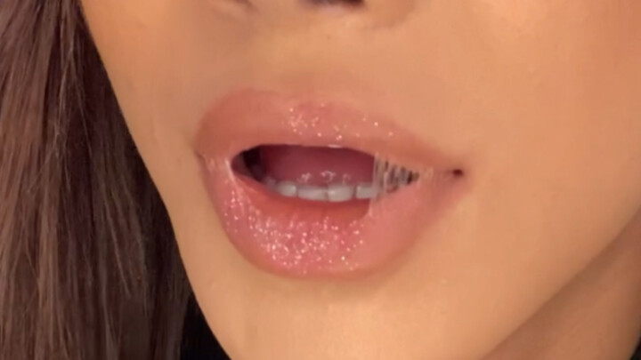 Challenging myself to stick my lips together with lipstick from overseas websites—I'll never dare do