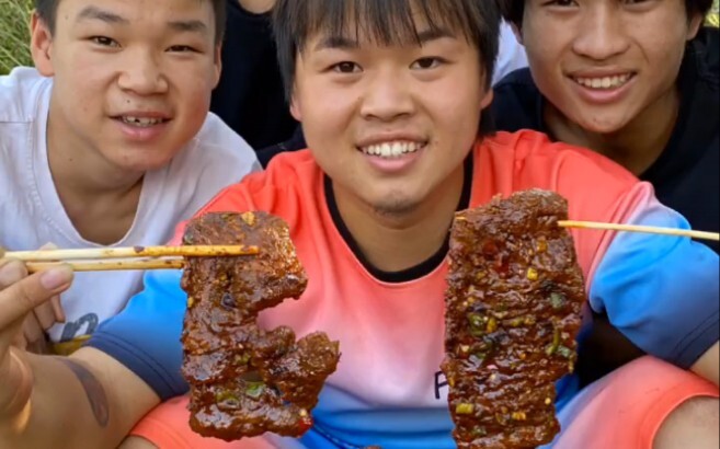 Paket steak mewah untuk seluruh desa seharga 100 yuan