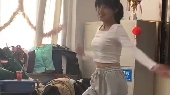 【Wannabe cover dance】Video lama seorang siswi SMA dari 31.12.2021 (kurang lebih setara dengan straig