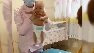Những khoảnh khắc khám sức khỏe cho bé tràn đầy năng lượng! Đừng đùa như thế này ở nhà nhé, đây là c