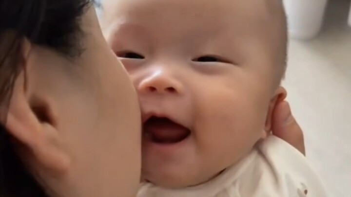 Hôn bố hôn mẹ, hahaha mãi không thôi… Hôn con ruột và tự mình sinh ra vẫn có khác biệt đấy…