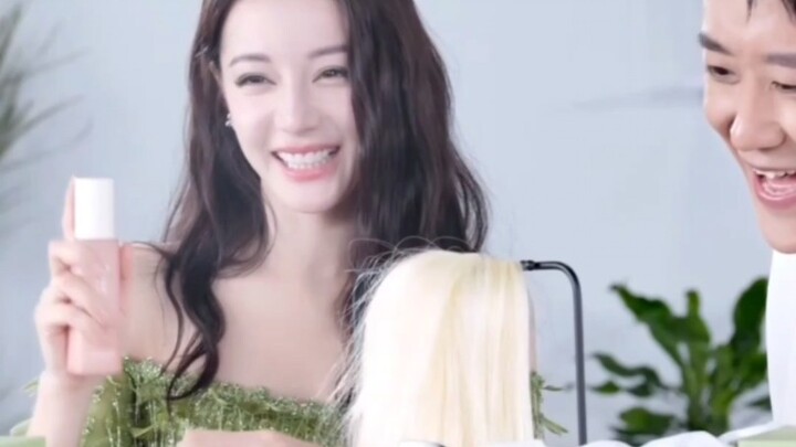 Dilraba said her bleached hair is beyond repair, haha. The host kept praising Dilraba, haha, and Dil