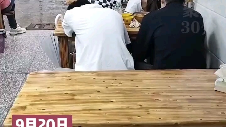 หนุ่มสาวกลุ่มหนึ่งเล่นกันข้ามคืน พอเช้ามาก็กินบะหมี่ชามนึงแล้วเอนตัวลงบนโต๊ะหลับไป ขณะที่เจ้าของร้าน