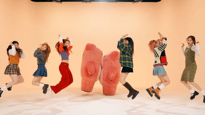STAYC’s new song “Teddy Bear” – dance-only version! A dance video with Belly Bear!