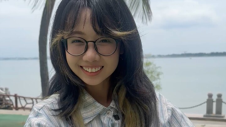 Anak laki-laki yang ditanya arah harus benar-benar memperhatikan keselamatan