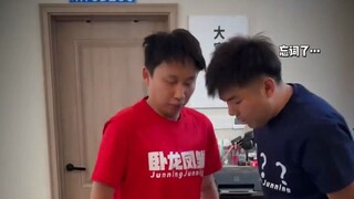 寝室最强右脚挑战，室友在线嘴硬，结局打脸！