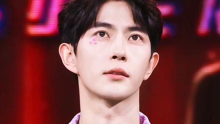 Chẳng trách các chị em đều bỏ phiếu cho anh ấy, chỉ cần đứng đó thôi đã đẹp mắt rồi!