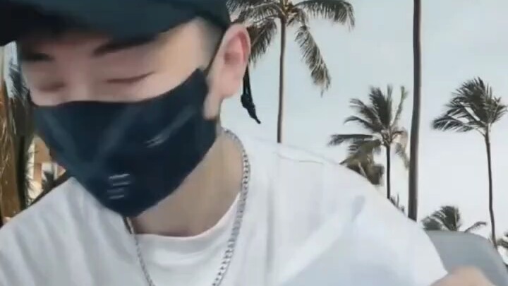 ปาปารัซซี่ไลฟ์สดคอลกับแฟนคลับของไช่สวี่คุน ระหว่างนั้นแฟนๆ ถึงกับกลั้นน้ำตาไม่อยู่ เพราะนี่คือไอดอลท