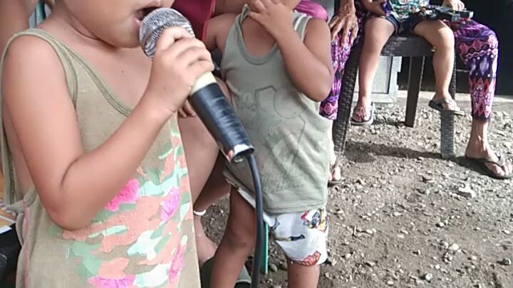 pati Yong isang bebe feel na feel kumanta😍