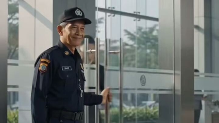 Satpam tua dipecat, lalu dijemput limusin mewah  #DramaIndo