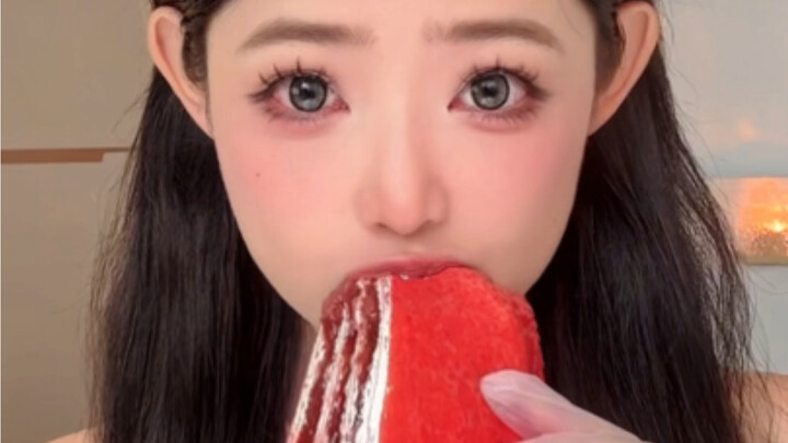 Dâu tây ngàn lớp gặm gặm