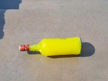 Khoảnh khắc giải áp khi lăn chai xuống cầu thang