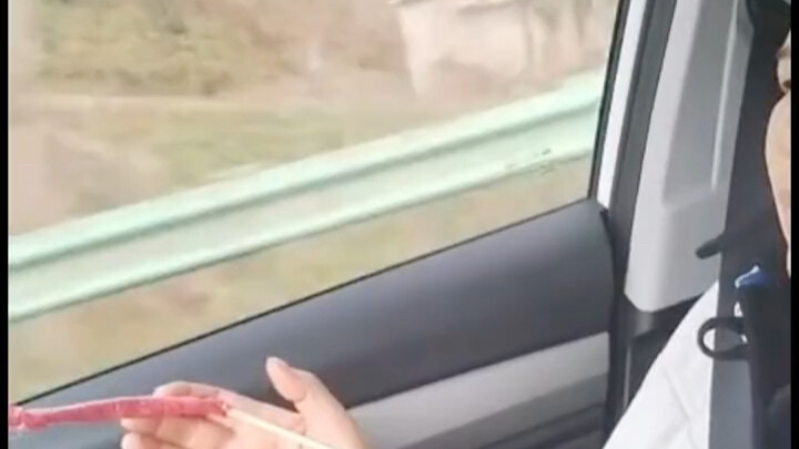 Người đàn ông dùng vô lăng mô phỏng để chữa chứng say xe cho mẹ, lái hơn 300 km mà mẹ vẫn không hề b