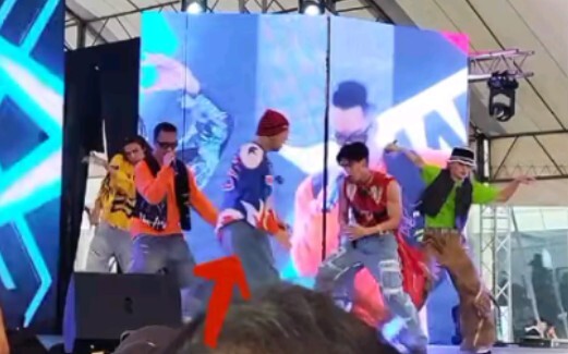 Hantada Tatsuto vừa nhảy vừa di chuyển vị trí thì ngã xuống, bị Kozu Shishi chế giễu [PSYCHIC FEVER]