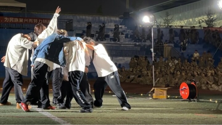 เต้นเพลงรักปลอมของ BTS ที่สถานที่ฝึกทหาร