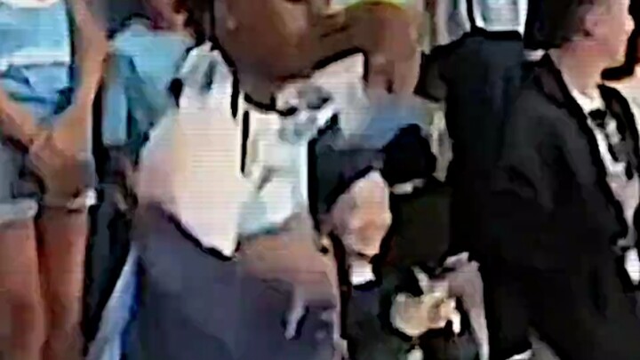 Miễn là đổi đồng phục nhanh, chỉ có yêu thương chứ không có đau đớn!