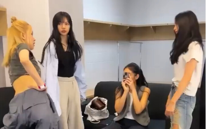 BLACKPINK sedang bersiap untuk VMA di Amerika! Saya sangat suka melihat keempatnya saling bercanda d