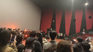 Setelah menonton film di Ave Mujica di Beijing, semua orang secara spontan mendengarkan/menyanyikan 