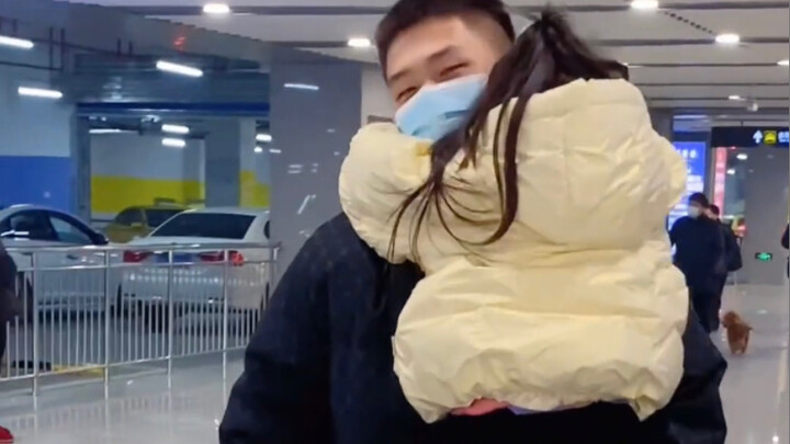 分别一周多后的妹妹终于等到放假的哥哥回家了！还是那个在校外迫不及待等哥哥放学的小可爱呀！#幸福兄妹