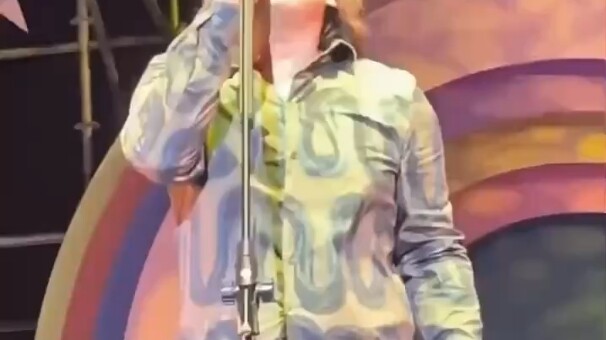 السيد وو باي: في ذلك العام، وضعت يدي في جيوبي وبدأت الحفل دون أن أفتح فمي، هاهاهاهاها