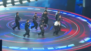 一直在好奇衣服哪儿去了，原来甩出去的衣服有人接着^_^