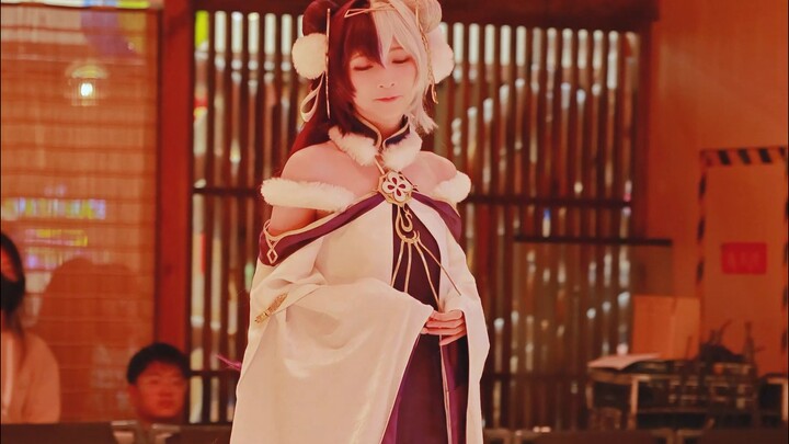 การแสดงคอสเพลย์แบบเดินแบบช่วงเย็นของ Azur Lane Oedo #Azur Lane #WinterHotspringOperation #LianquanOe