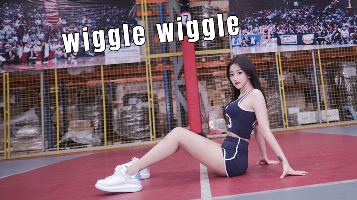 LiYi. Bergoyang seksi di lapangan basker bersama. "Wiggle Wiggle".