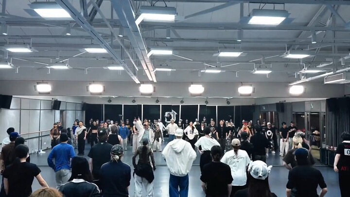 【Times Youth League】The choreographer of “Thorn” posted a practice room video of 100 dancers perform