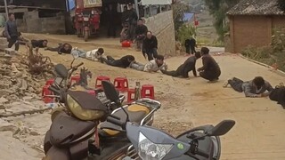 بناء جسر لكبار السن، عادات الأقليات العرقية