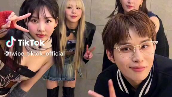 Nct Jungwoo and Twice set me free tiktok