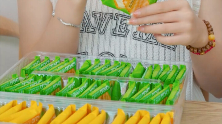 #Lemon-Filled Cookies I’ve never even heard of this brand—are they really that expensive? #SnackReco