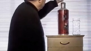 ว่ากันว่านี่คือการเช็กอินเข้างานในยุค 90 ชาหนึ่งถ้วย บุหรี่หนึ่งซอง และหนังสือพิมพ์หนึ่งฉบับที่อ่านอ