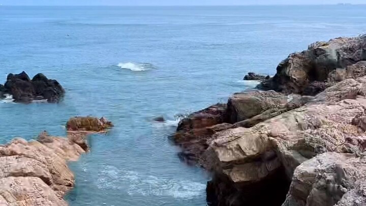 The matchmaker sets up a bait spot, attracting the White Snake; Xu Xian rekindles their thousand-yea