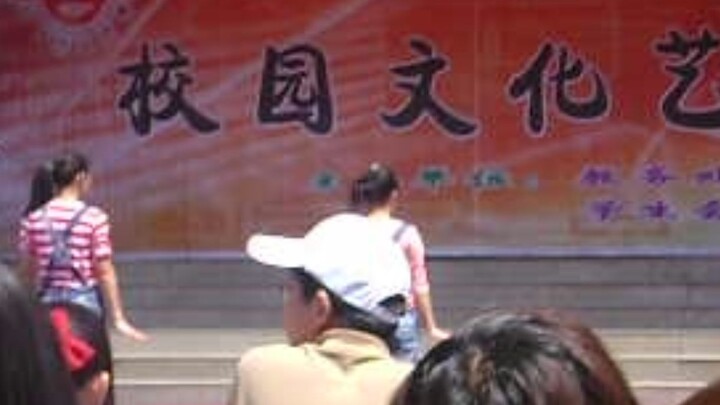 Đào lại màn nhảy "Yêu em" của Vương Tâm Lăng trong lễ hội văn hóa nghệ thuật học đường năm 2009