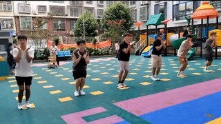 选拔00后帅气男幼师，体育生男幼师上班带娃下班又健身身材好耶..